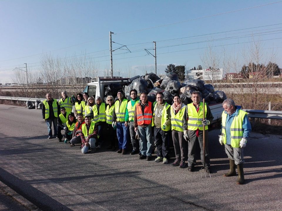 “Puliamo Romentino”: sindaco e cittadini raccolgono i rifiuti dalle strade