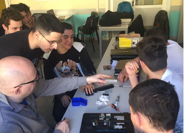 restart cafe torino studenti incontrano riparare oggetti rotti 1571350582