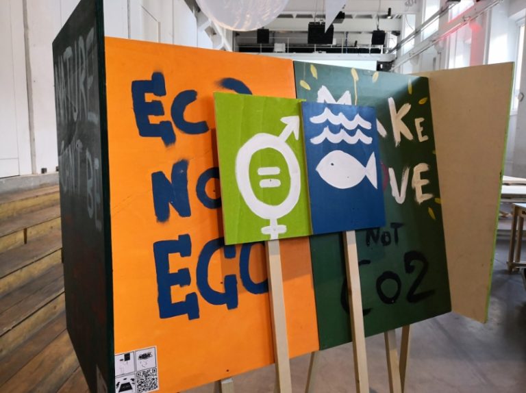 “Un-learn / re-learn / re-act”: quando la protesta per il clima si trasforma in arte
